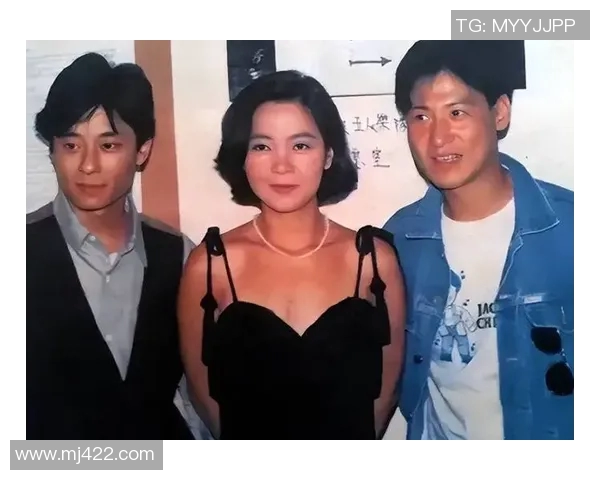 世界足球巨星与家人温馨合影展现真挚亲情与无尽爱意