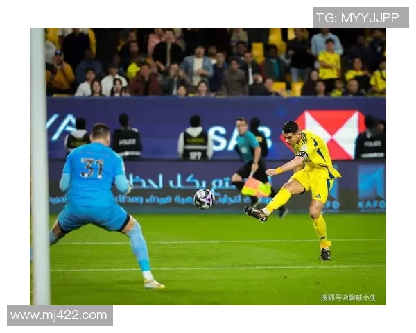 足球巨星经典瞬间回顾：那些难忘的历史时刻与珍贵照片合集